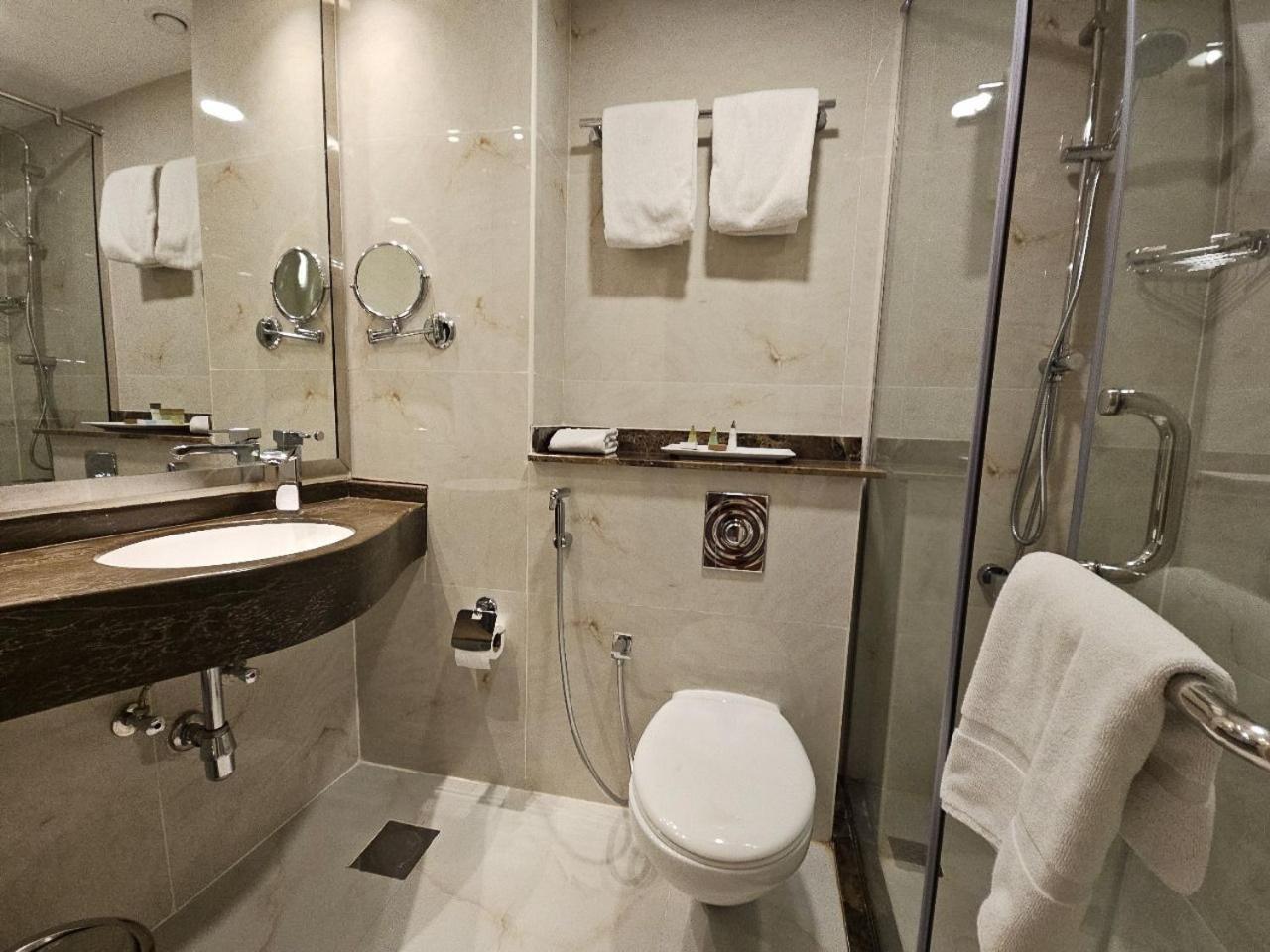 Royal Concorde Hotel & Suite Dubai Buitenkant foto